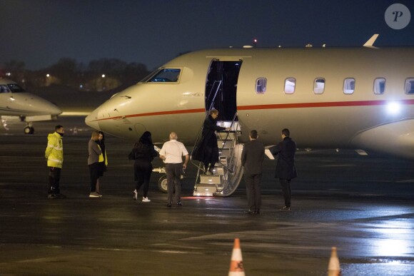 Exclusif - Céline Dion salue ses fans à l'aéroport avant de monter dans son jet le 1er février 2019.