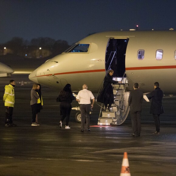 Exclusif - Céline Dion salue ses fans à l'aéroport avant de monter dans son jet le 1er février 2019.