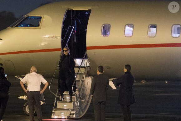 Exclusif - Céline Dion salue ses fans à l'aéroport avant de monter dans son jet le 1er février 2019.