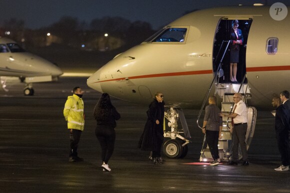 Exclusif - Céline Dion salue ses fans à l'aéroport avant de monter dans son jet le 1er février 2019.