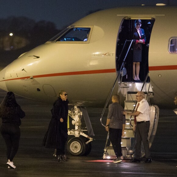 Exclusif - Céline Dion salue ses fans à l'aéroport avant de monter dans son jet le 1er février 2019.