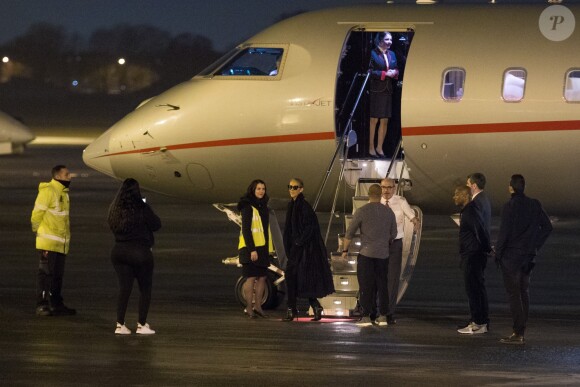 Exclusif - Céline Dion salue ses fans à l'aéroport avant de monter dans son jet le 1er février 2019.