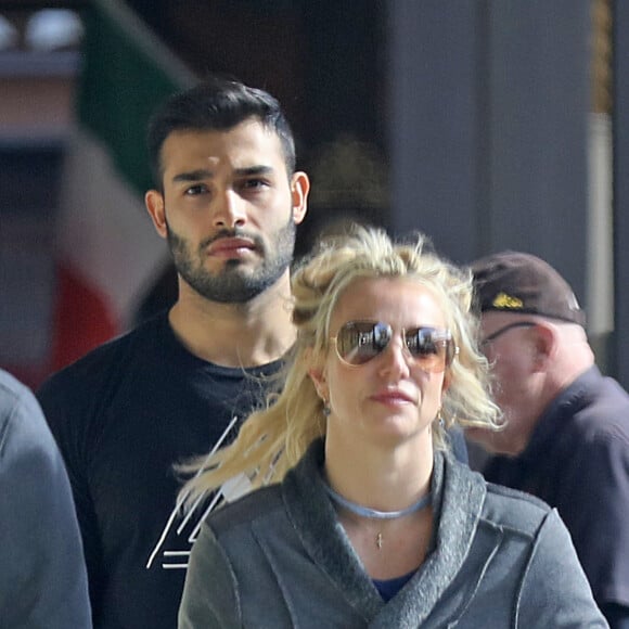 Exclusif - Britney Spears et son compagnon Sam Asghari se font plaisir au In-N-Out Burger à Los Angeles, le 6 janver 2019. Le couple se rend ensuite dans un magazin de vélos.
