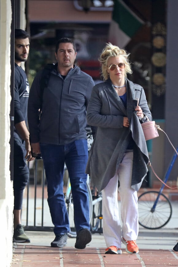 Exclusif - Britney Spears et son compagnon Sam Asghari se font plaisir au In-N-Out Burger à Los Angeles, le 6 janver 2019. Le couple se rend ensuite dans un magazin de vélos.