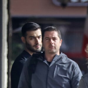 Exclusif - Britney Spears et son compagnon Sam Asghari se font plaisir au In-N-Out Burger à Los Angeles, le 6 janver 2019. Le couple se rend ensuite dans un magazin de vélos.