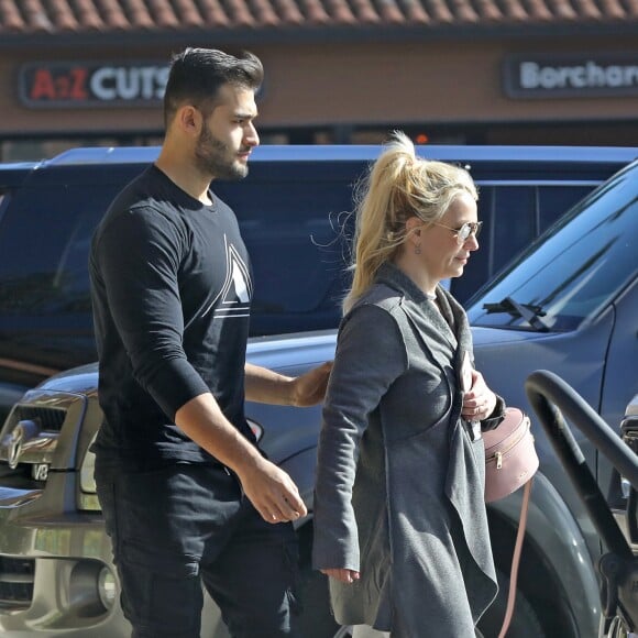 Exclusif - Britney Spears et son compagnon Sam Asghari se font plaisir au In-N-Out Burger à Los Angeles, le 6 janver 2019. Le couple se rend ensuite dans un magazin de vélos.