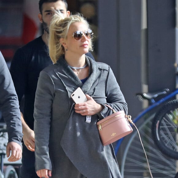 Exclusif - Britney Spears et son compagnon Sam Asghari se font plaisir au In-N-Out Burger à Los Angeles, le 6 janver 2019. Le couple se rend ensuite dans un magazin de vélos.