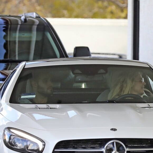 Exclusif - Britney Spears et son compagnon Sam Asghari se font plaisir au In-N-Out Burger à Los Angeles, le 6 janver 2019. Le couple se rend ensuite dans un magazin de vélos.