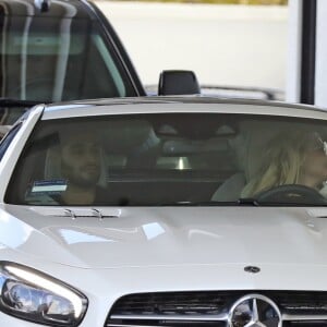 Exclusif - Britney Spears et son compagnon Sam Asghari se font plaisir au In-N-Out Burger à Los Angeles, le 6 janver 2019. Le couple se rend ensuite dans un magazin de vélos.