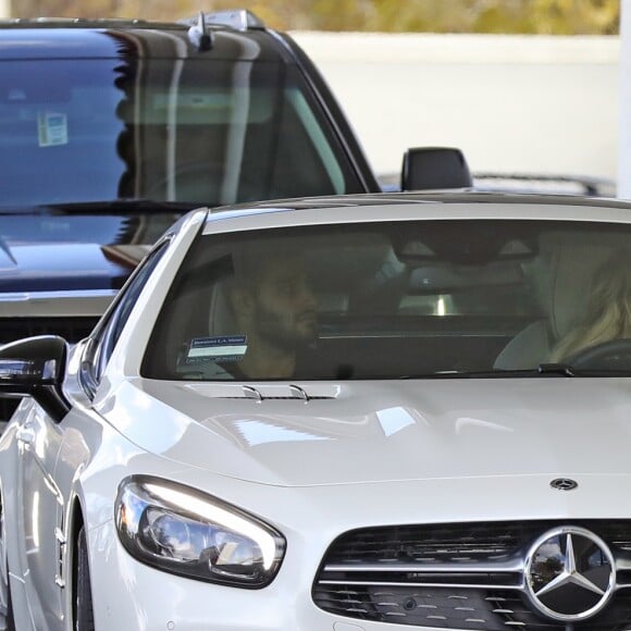 Exclusif - Britney Spears et son compagnon Sam Asghari se font plaisir au In-N-Out Burger à Los Angeles, le 6 janver 2019. Le couple se rend ensuite dans un magazin de vélos.