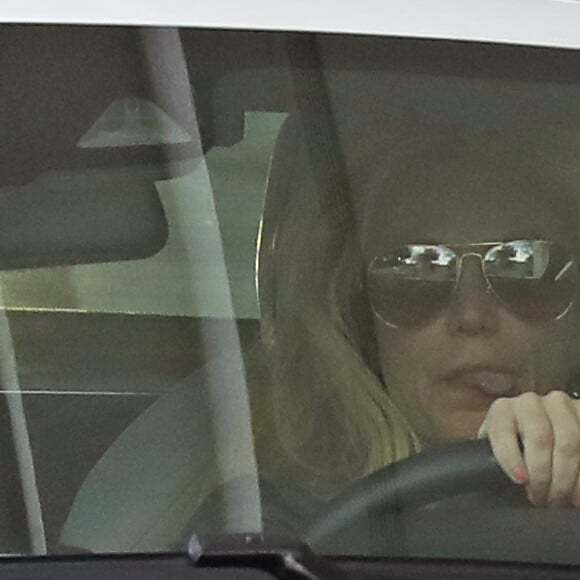 Exclusif - Britney Spears et son compagnon Sam Asghari se font plaisir au In-N-Out Burger à Los Angeles, le 6 janver 2019. Le couple se rend ensuite dans un magazin de vélos.