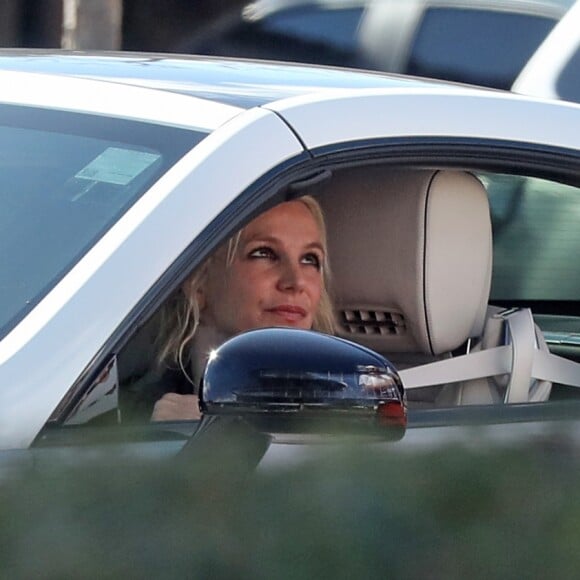 Exclusif - Britney Spears et son compagnon Sam Asghari se font plaisir au In-N-Out Burger à Los Angeles, le 6 janver 2019. Le couple se rend ensuite dans un magazin de vélos.