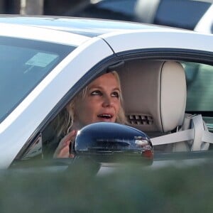 Exclusif - Britney Spears et son compagnon Sam Asghari se font plaisir au In-N-Out Burger à Los Angeles, le 6 janver 2019. Le couple se rend ensuite dans un magazin de vélos.