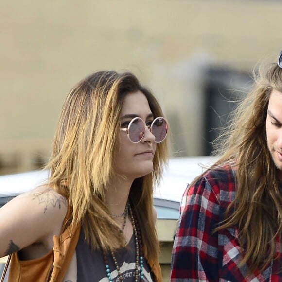 Exclusif - Paris Jackson et Gabriel Glenn, son partenaire musical au sein du duo The Soundflowers, se baladent bras dessus bras dessous sur Melrose Avenue à West Hollywood, le 29 janvier 2019.