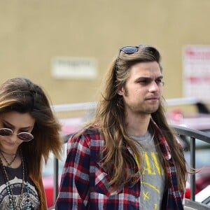 Exclusif - Paris Jackson et Gabriel Glenn, son partenaire musical au sein du duo The Soundflowers, se baladent bras dessus bras dessous sur Melrose Avenue à West Hollywood, le 29 janvier 2019.