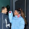 Ariana Grande à la sortie d'un immeuble accompagnée d'un mystérieux inconnu à New York. Le 5 décembre 2018