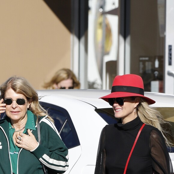 Semi-Exclusif - Laeticia Hallyday et sa mère Françoise Thibaut (en survêtements) sont allées déjeuner au restaurant japonais "Sushi Zo" près du Lycée Français à Los Angeles, le 5 février 2019.