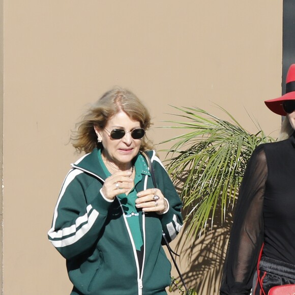 Semi-Exclusif - Laeticia Hallyday et sa mère Françoise Thibaut (en survêtements) sont allées déjeuner au restaurant japonais "Sushi Zo" près du Lycée Français à Los Angeles, le 5 février 2019.