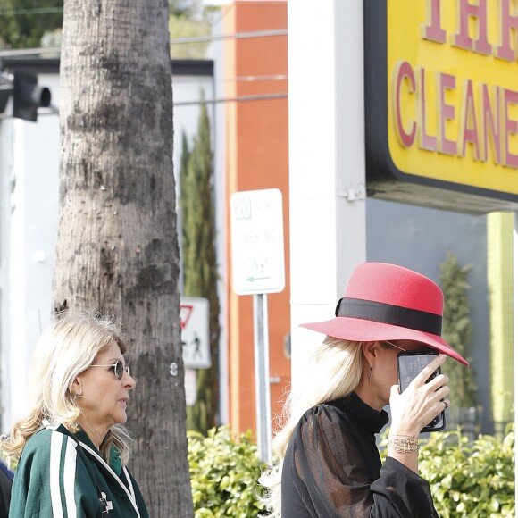 Semi-Exclusif - Laeticia Hallyday et sa mère Françoise Thibaut (en survêtements) sont allées déjeuner au restaurant japonais "Sushi Zo" près du Lycée Français à Los Angeles, le 5 février 2019.