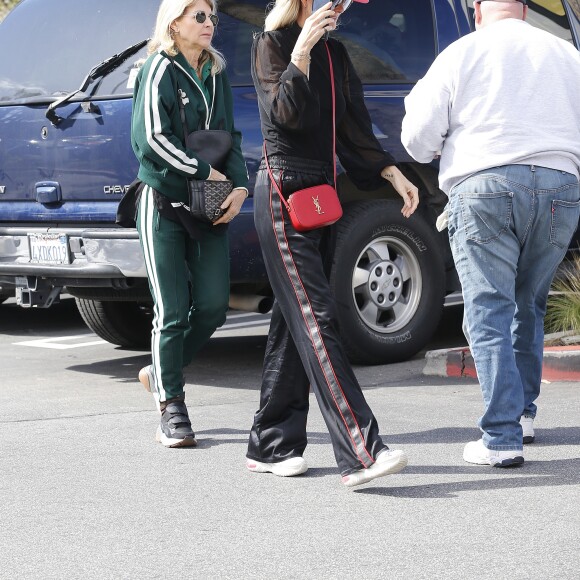 Semi-Exclusif - Laeticia Hallyday et sa mère Françoise Thibaut (en survêtements) sont allées déjeuner au restaurant japonais "Sushi Zo" près du Lycée Français à Los Angeles, le 5 février 2019.