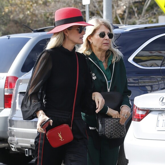 Semi-Exclusif - Laeticia Hallyday et sa mère Françoise Thibaut (en survêtements) sont allées déjeuner au restaurant japonais "Sushi Zo" près du Lycée Français à Los Angeles, le 5 février 2019.