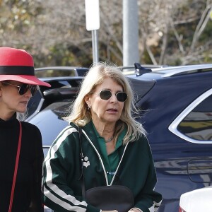 Semi-Exclusif - Laeticia Hallyday et sa mère Françoise Thibaut (en survêtements) sont allées déjeuner au restaurant japonais "Sushi Zo" près du Lycée Français à Los Angeles, le 5 février 2019.