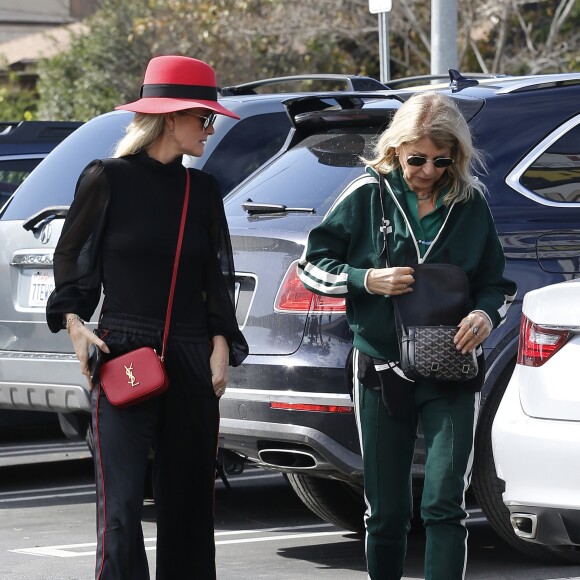 Semi-Exclusif - Laeticia Hallyday et sa mère Françoise Thibaut (en survêtements) sont allées déjeuner au restaurant japonais "Sushi Zo" près du Lycée Français à Los Angeles, le 5 février 2019.