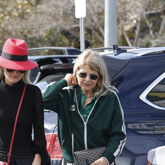 Semi-Exclusif - Laeticia Hallyday et sa mère Françoise Thibaut (en survêtements) sont allées déjeuner au restaurant japonais "Sushi Zo" près du Lycée Français à Los Angeles, le 5 février 2019.