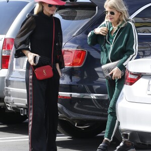 Semi-Exclusif - Laeticia Hallyday et sa mère Françoise Thibaut (en survêtements) sont allées déjeuner au restaurant japonais "Sushi Zo" près du Lycée Français à Los Angeles, le 5 février 2019.