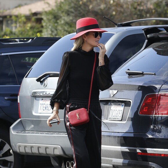 Semi-Exclusif - Laeticia Hallyday et sa mère Françoise Thibaut (en survêtements) sont allées déjeuner au restaurant japonais "Sushi Zo" près du Lycée Français à Los Angeles, le 5 février 2019.