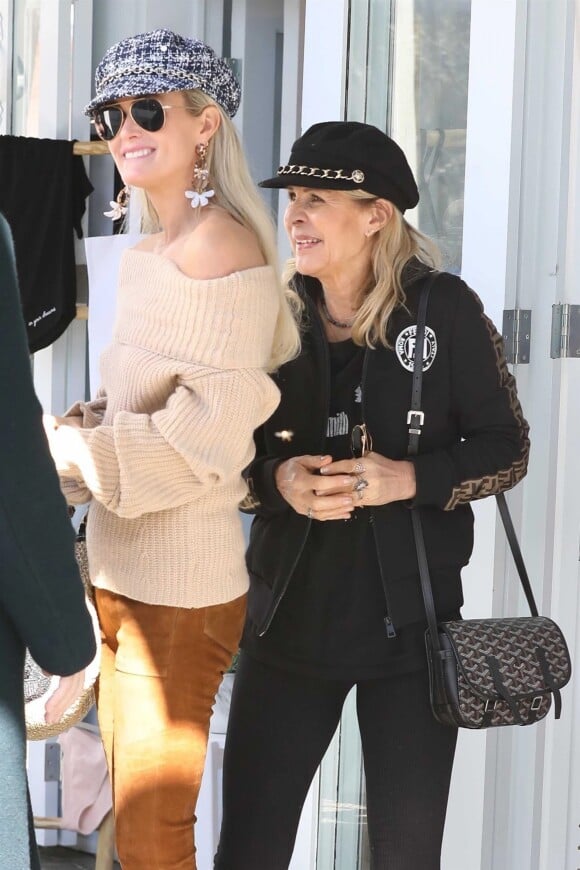 Laeticia Hallyday fait du shopping avec sa mère Françoise Thibaut et rencontre un couple d'amis à Brentwood le 7 février 2019.