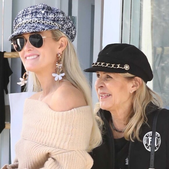 Laeticia Hallyday fait du shopping avec sa mère Françoise Thibaut et rencontre un couple d'amis à Brentwood le 7 février 2019.