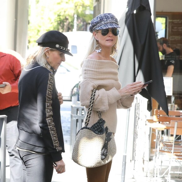 Laeticia Hallyday fait du shopping avec sa mère Françoise Thibaut et rencontre un couple d'amis à Brentwood le 7 février 2019.