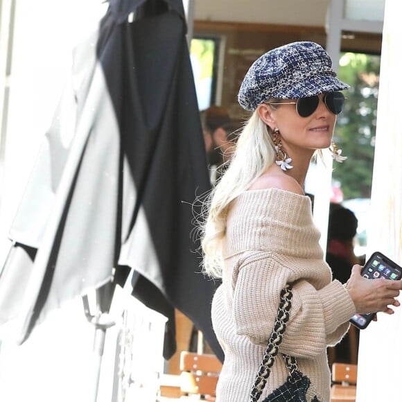 Laeticia Hallyday fait du shopping avec sa mère Françoise Thibaut et rencontre un couple d'amis à Brentwood le 7 février 2019.