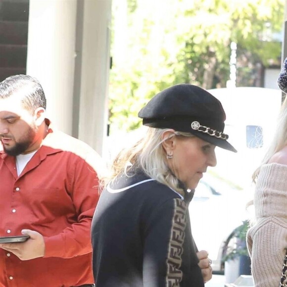 Laeticia Hallyday fait du shopping avec sa mère Françoise Thibaut et rencontre un couple d'amis à Brentwood le 7 février 2019.