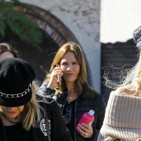 Laeticia Hallyday fait du shopping avec sa mère Françoise Thibaut et son amie Chritina à Brentwood le 7 février 2019.