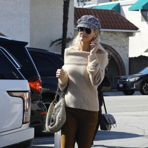 Laeticia Hallyday fait du shopping avec sa mère Françoise Thibaut et son amie Chritina à Brentwood le 7 février 2019.