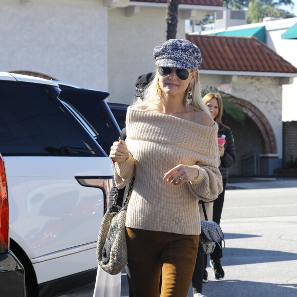 Laeticia Hallyday fait du shopping avec sa mère Françoise Thibaut et son amie Chritina à Brentwood le 7 février 2019.