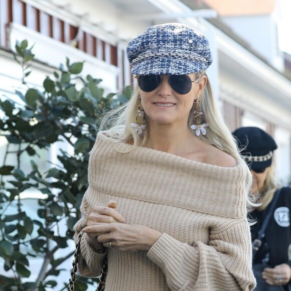 Laeticia Hallyday fait du shopping avec sa mère Françoise Thibaut et son amie Chritina à Brentwood le 7 février 2019.