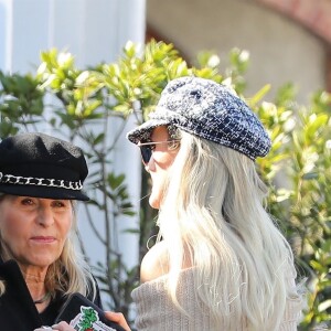 Laeticia Hallyday fait du shopping avec sa mère Françoise Thibaut et rencontre un couple d'amis à Brentwood le 7 février 2019.