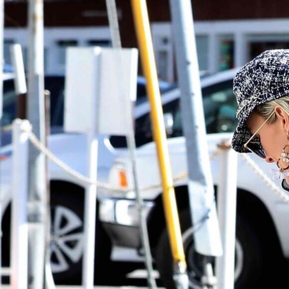 Laeticia Hallyday fait du shopping avec sa mère Françoise Thibaut et rencontre un couple d'amis à Brentwood le 7 février 2019.