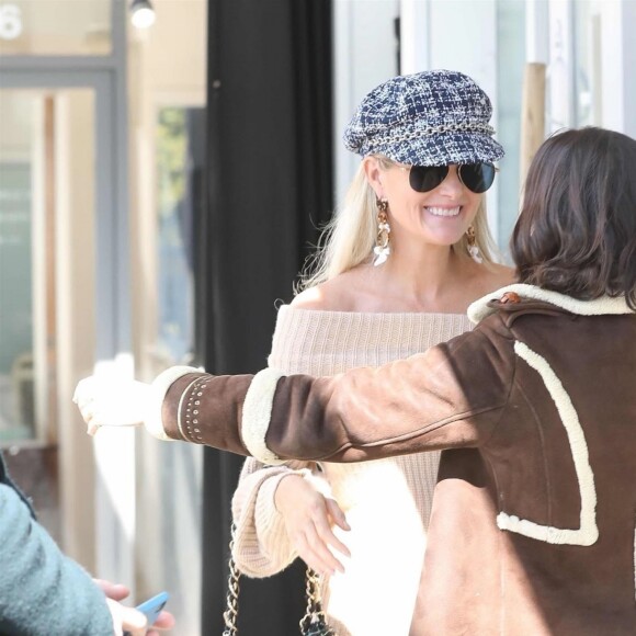 Laeticia Hallyday fait du shopping avec sa mère Françoise Thibaut et rencontre un couple d'amis à Brentwood le 7 février 2019.