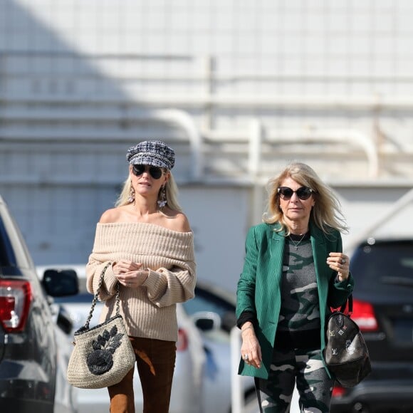 Semi-exclusif - Laeticia Hallyday emmène sa mère Françoise Thibaut au salon de coiffure "Alma Salon"avant d'aller bruncher chez Ladurée avant la sortie de l'école à Beverly Hills le 7 février 2019.