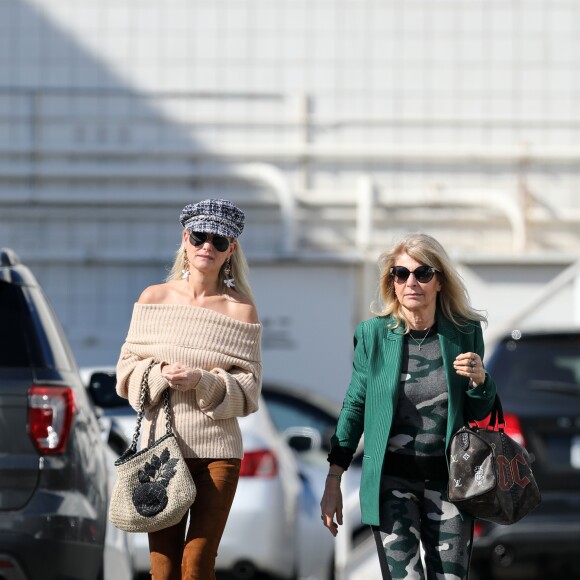 Semi-exclusif - Laeticia Hallyday emmène sa mère Françoise Thibaut au salon de coiffure "Alma Salon"avant d'aller bruncher chez Ladurée avant la sortie de l'école à Beverly Hills le 7 février 2019.