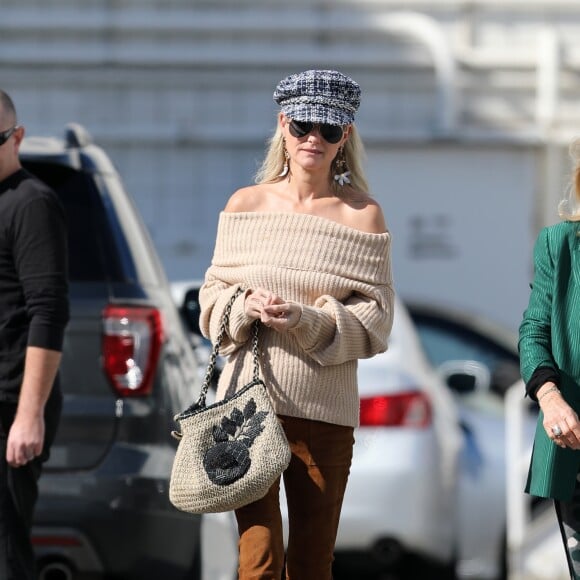 Semi-exclusif - Laeticia Hallyday emmène sa mère Françoise Thibaut au salon de coiffure "Alma Salon"avant d'aller bruncher chez Ladurée avant la sortie de l'école à Beverly Hills le 7 février 2019.