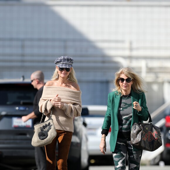 Semi-exclusif - Laeticia Hallyday emmène sa mère Françoise Thibaut au salon de coiffure "Alma Salon"avant d'aller bruncher chez Ladurée avant la sortie de l'école à Beverly Hills le 7 février 2019.