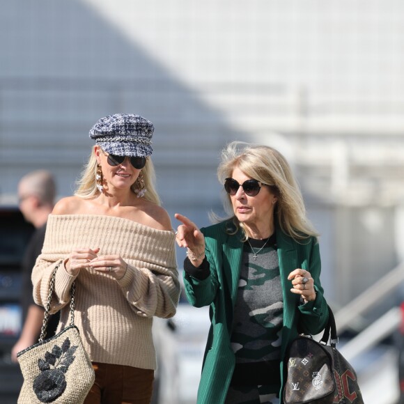 Semi-exclusif - Laeticia Hallyday emmène sa mère Françoise Thibaut au salon de coiffure "Alma Salon"avant d'aller bruncher chez Ladurée avant la sortie de l'école à Beverly Hills le 7 février 2019.