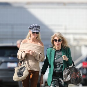 Semi-exclusif - Laeticia Hallyday emmène sa mère Françoise Thibaut au salon de coiffure "Alma Salon"avant d'aller bruncher chez Ladurée avant la sortie de l'école à Beverly Hills le 7 février 2019.