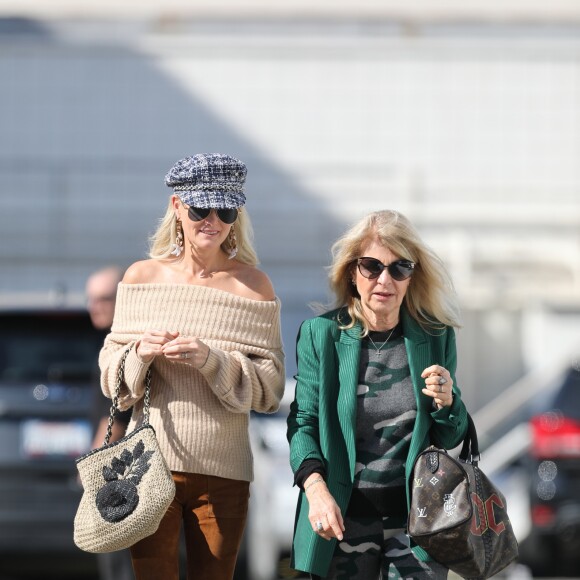 Semi-exclusif - Laeticia Hallyday emmène sa mère Françoise Thibaut au salon de coiffure "Alma Salon"avant d'aller bruncher chez Ladurée avant la sortie de l'école à Beverly Hills le 7 février 2019.