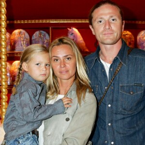 Emmanuel Petit et Agathe de la Fontaine et leur fille Zoé - Soirée pour la sortie du DVD "Barbie et le cheval magique" au Cirque d'hiver à Paris le 8 octobre 2005.